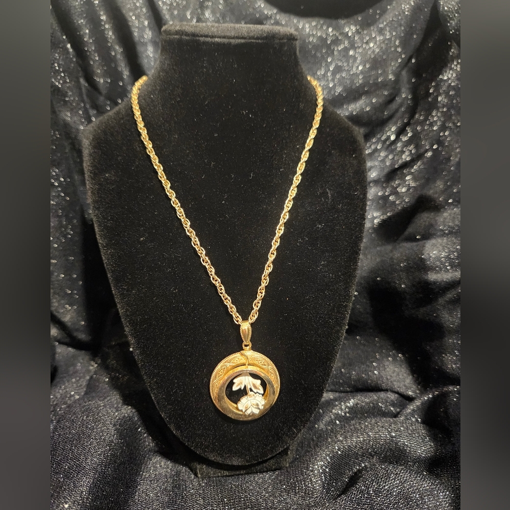 Gold and White Flower Pendant Necklace